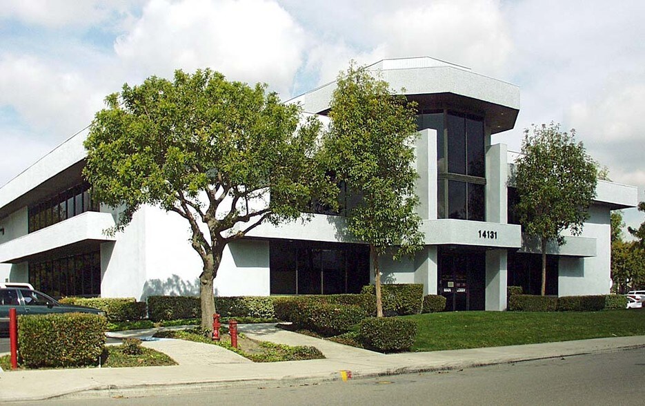 14131 Chambers Rd, Tustin, CA à vendre - Photo du bâtiment - Image 2 de 6