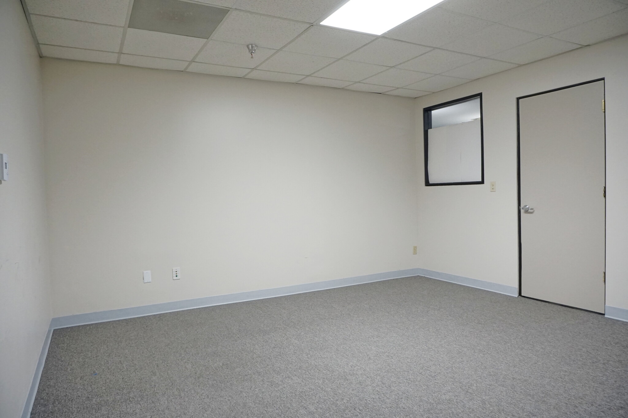 639 S Glenwood Pl, Burbank, CA for lease Interior Photo- Image 1 of 4