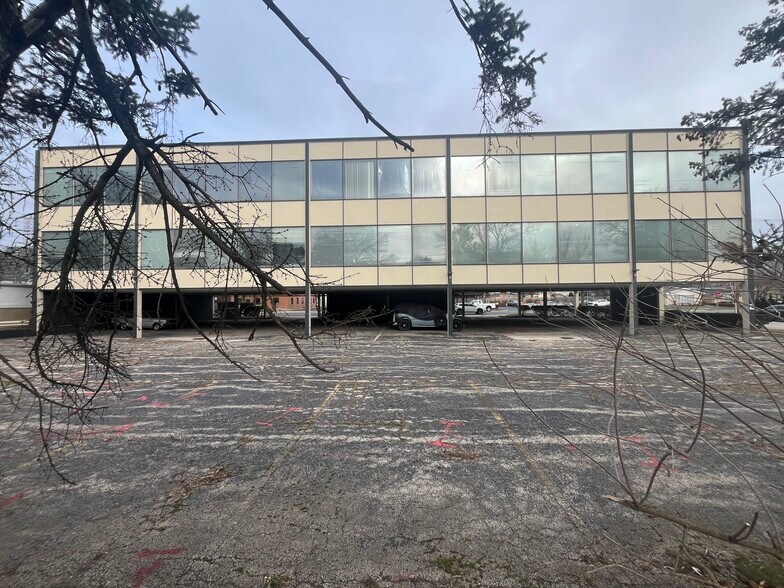 5135 Golf Rd, Skokie, IL à vendre - Photo du bâtiment - Image 3 de 18