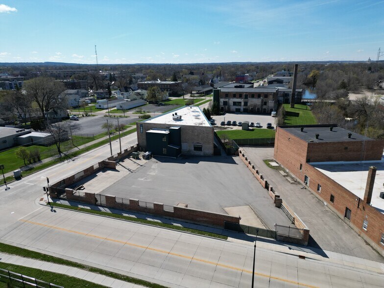 24 S Brooke St, Fond Du Lac, WI à vendre - Photo du bâtiment - Image 2 de 14