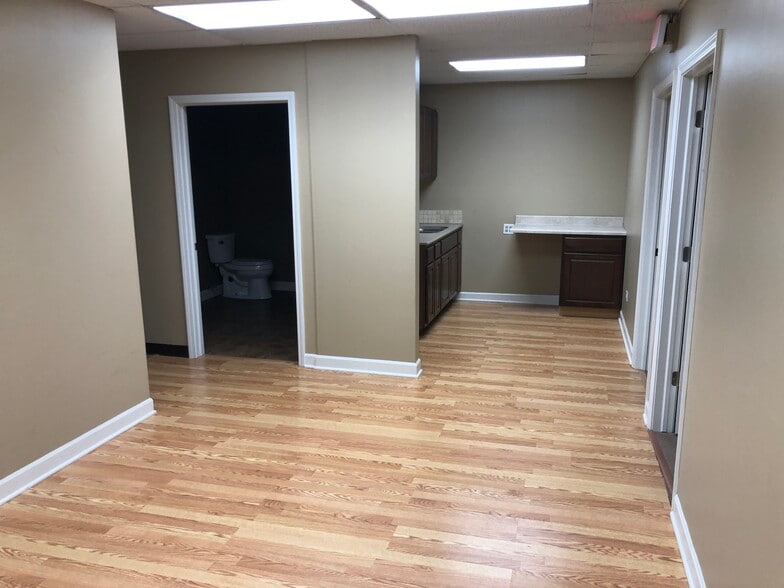 22272 N Pepper Rd, Lake Barrington, IL for lease - Interior Photo - Image 2 of 7