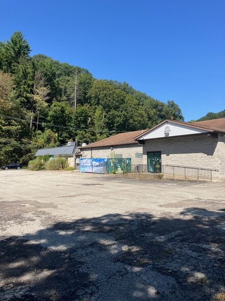 1044 Saxonburg Blvd, Glenshaw, PA for sale - Building Photo - Image 2 of 14