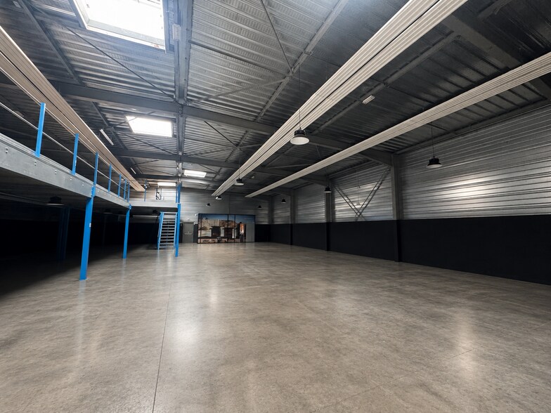 8 Rue Du Champ Jupin, Ormes for lease - Building Photo - Image 3 of 5