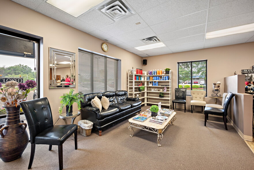 325-337 NW Northdale Blvd, Coon Rapids, MN for sale - Interior Photo - Image 3 of 22