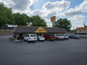 3422 W Gentry Pkwy, Tyler, TX for lease Interior Photo- Image 1 of 5