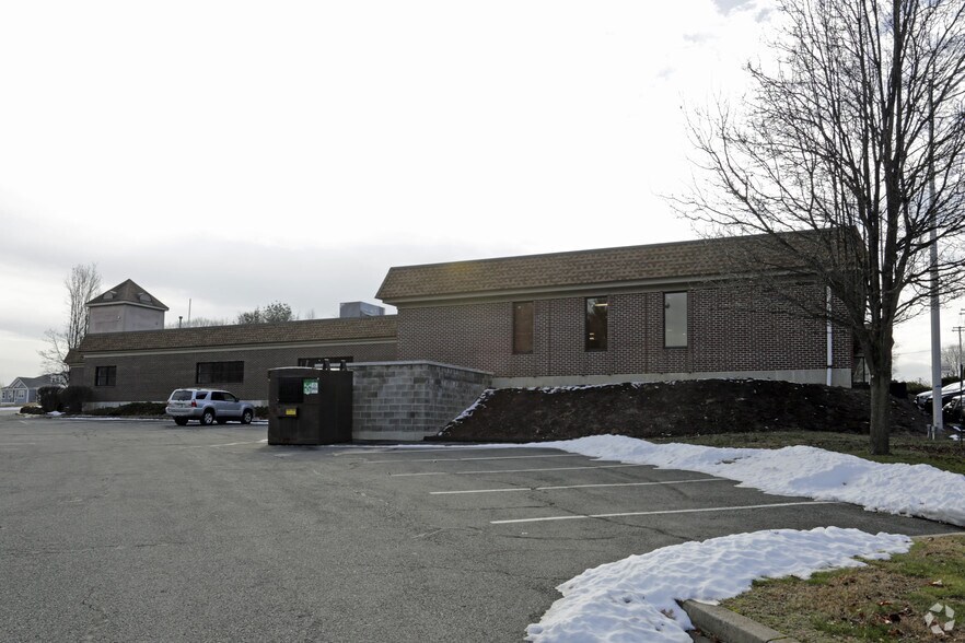 750 Bridgeport Ave, Shelton, CT à louer - Photo du bâtiment - Image 3 de 3