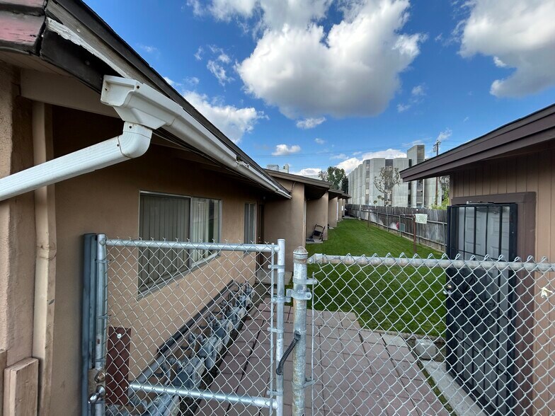 1911 Flower St, Bakersfield, CA à vendre - Photo du bâtiment - Image 3 de 6