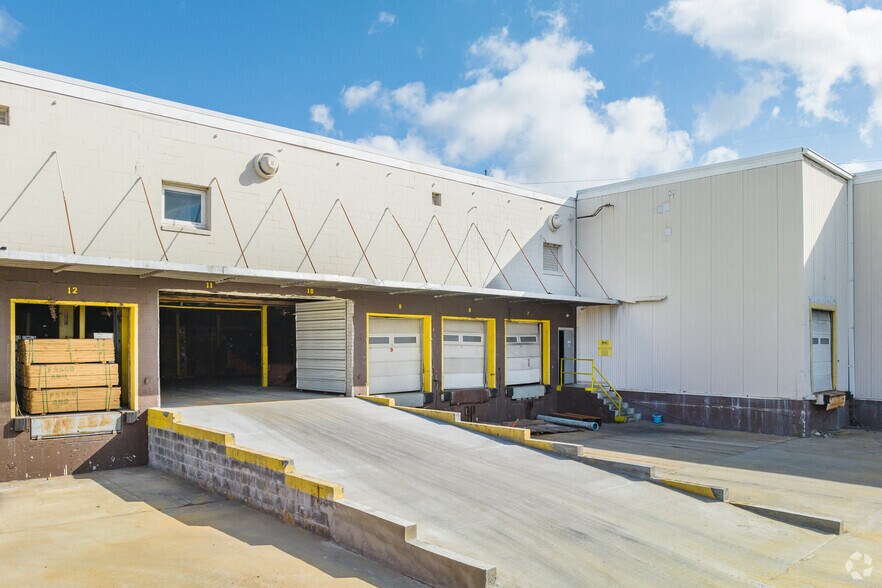 4531 Piggly Wiggly Dr, North Charleston, SC à louer - Photo du bâtiment - Image 1 de 24