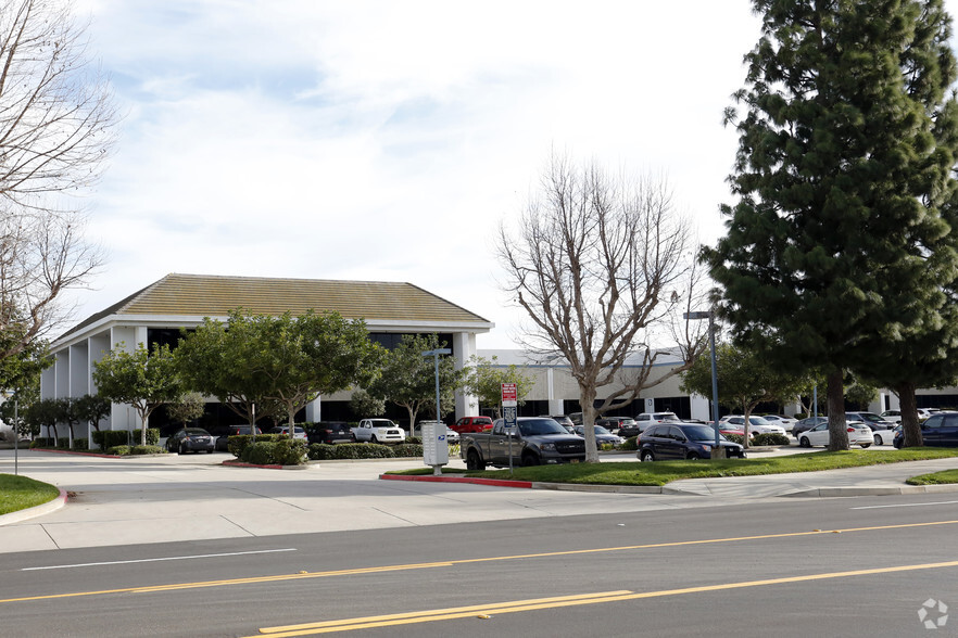 1320 Flynn Rd, Camarillo, CA for lease - Primary Photo - Image 1 of 16