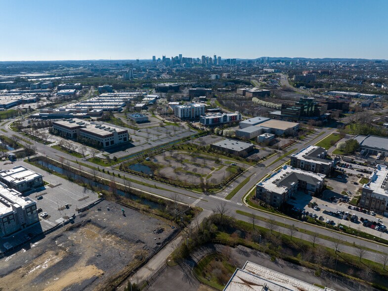 100 Athens Way, Nashville, TN à vendre - Photo du bâtiment - Image 2 de 2