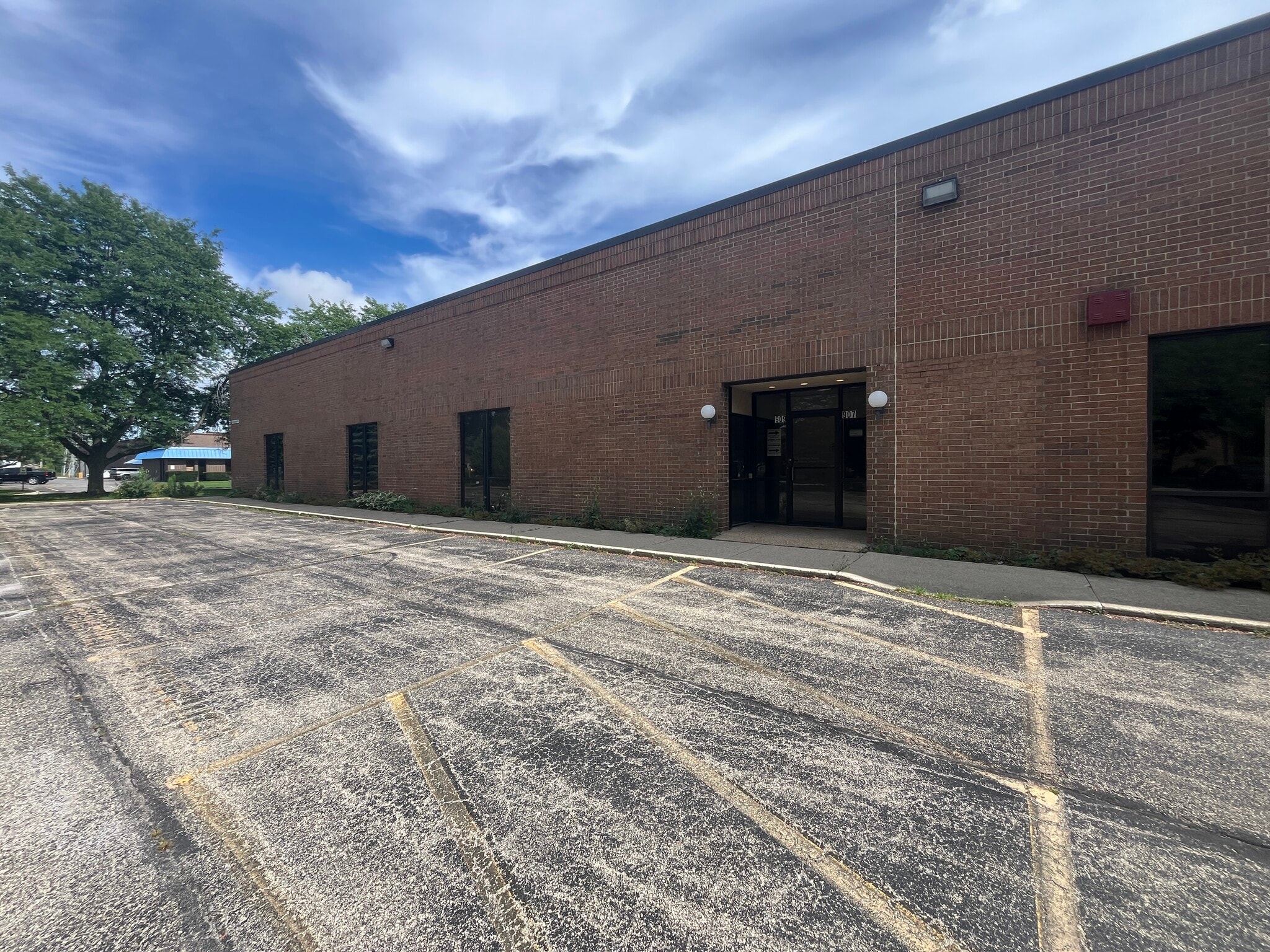 909 E Orchard St, Mundelein, IL for lease Interior Photo- Image 1 of 6