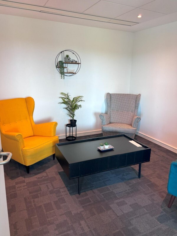 Stangate Cres, Borehamwood for lease Interior Photo- Image 1 of 5