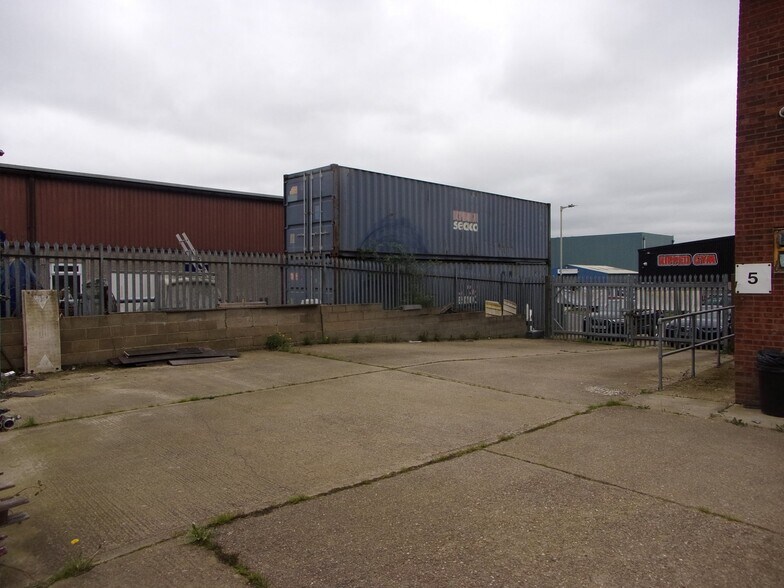 Josselin Rd, Basildon à louer - Photo du bâtiment - Image 2 de 4