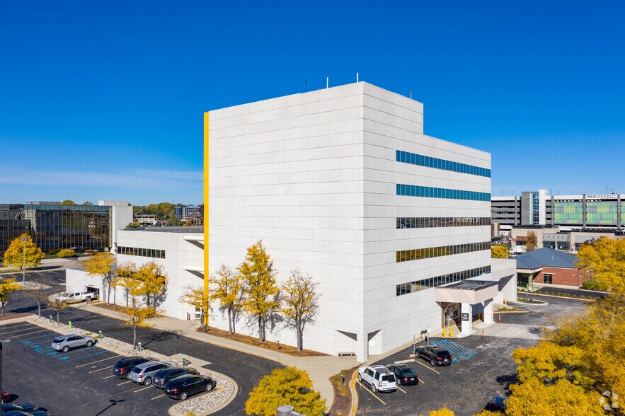 801-803 W Big Beaver Rd, Troy, MI for lease - Building Photo - Image 2 of 171