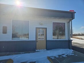 10552 Evans Dr, Luna Pier, MI for lease Interior Photo- Image 2 of 32