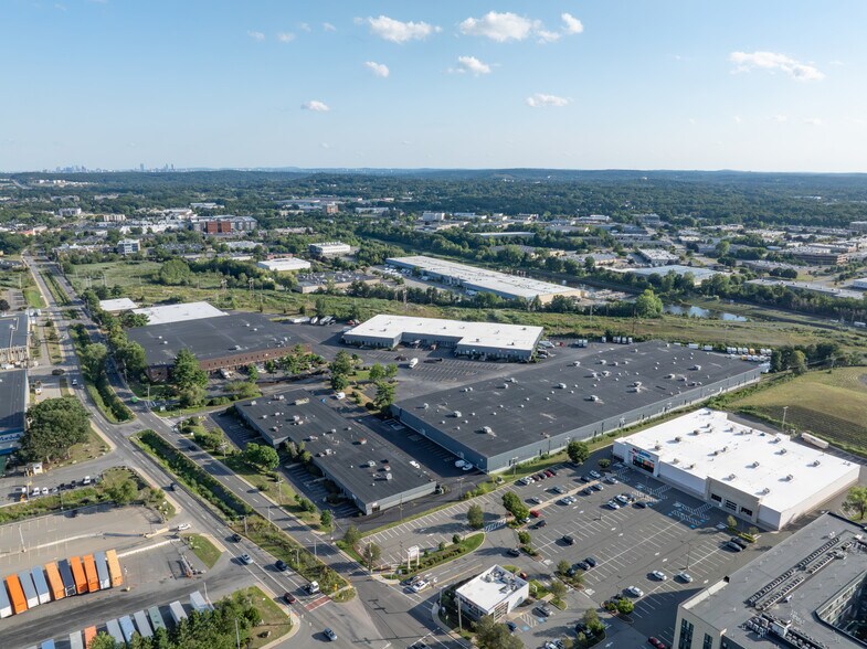 96 Commerce Way, Woburn, MA à louer - Photo du bâtiment - Image 2 de 5