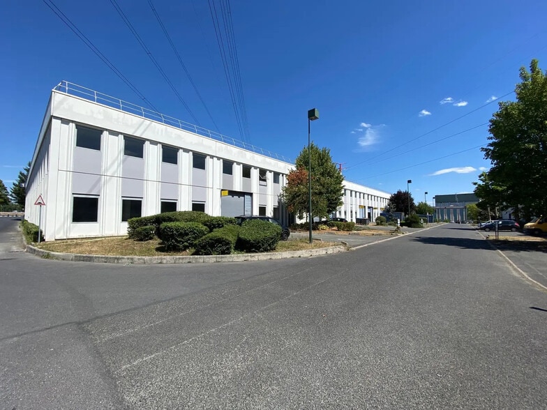 9 Chaussée Jules César, Osny for sale - Building Photo - Image 1 of 7