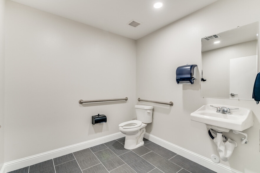 1335 E Crosby Rd, Carrollton, TX à louer - Photo du bâtiment - Image 3 de 11