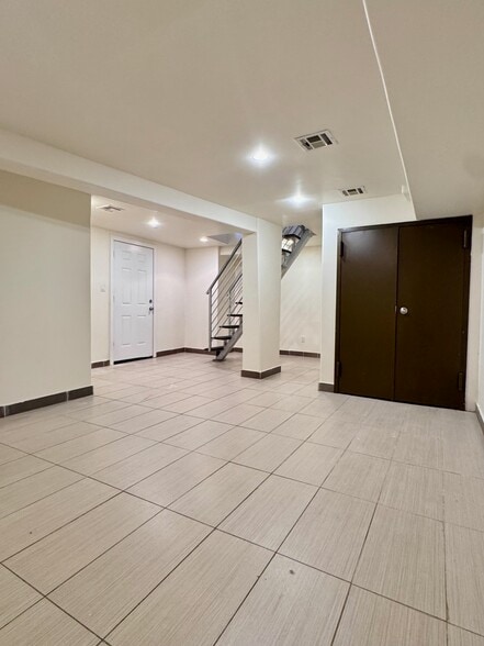 237 Jefferson St, Brooklyn, NY for lease - Building Photo - Image 3 of 11