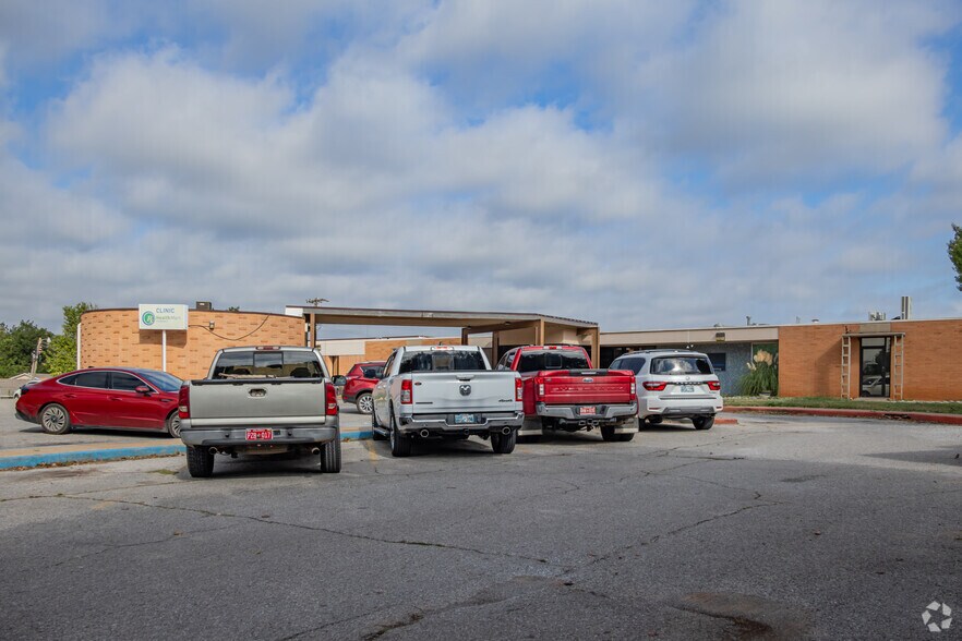 2222 W Iowa Ave, Chickasha, OK for sale - Primary Photo - Image 1 of 3
