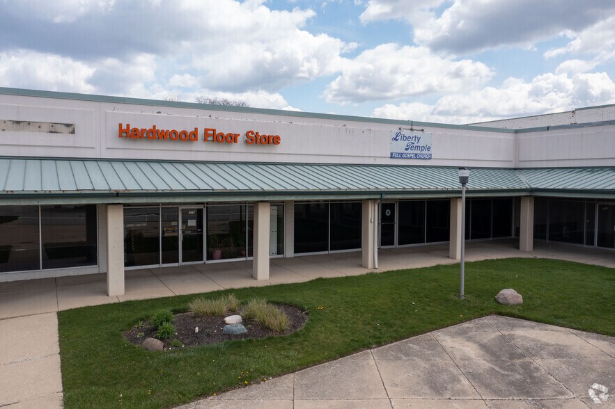 350 S Bolingbrook Dr, Bolingbrook, IL à louer - Photo du bâtiment - Image 3 de 7