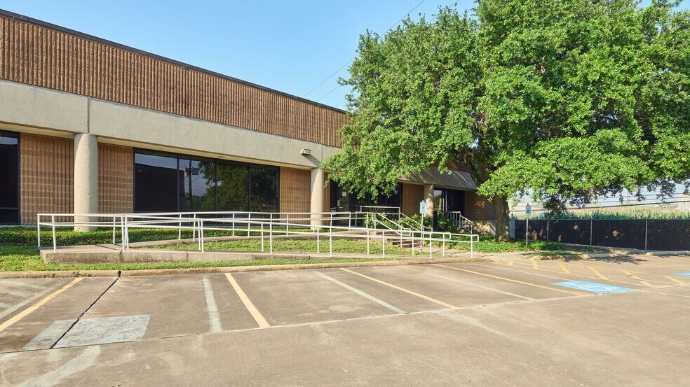 8272 El Rio St, Houston, TX à louer - Photo du bâtiment - Image 3 de 5