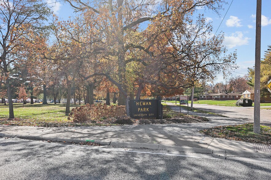 7255 Olive Blvd, Saint Louis, MO à vendre - Photo du bâtiment - Image 3 de 13