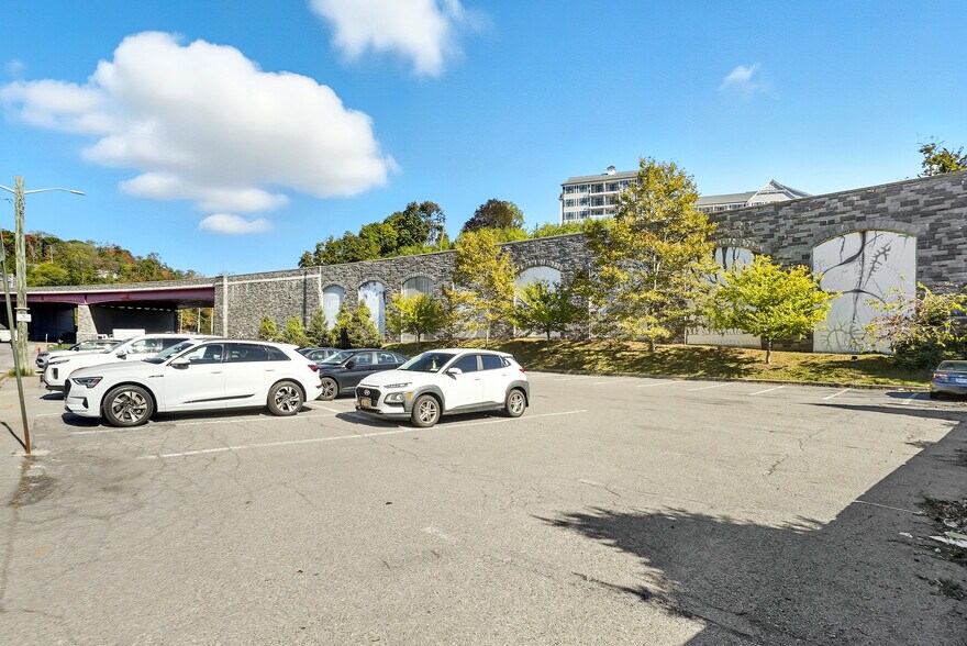 47 S Water St, Peekskill, NY à vendre - Photo du bâtiment - Image 2 de 14