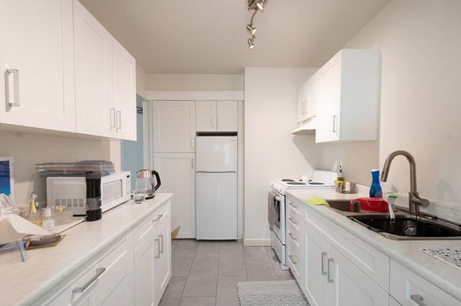 Plus de détails pour 15318 N Bluff Rd, White Rock, BC - Multi-résidentiel à vendre