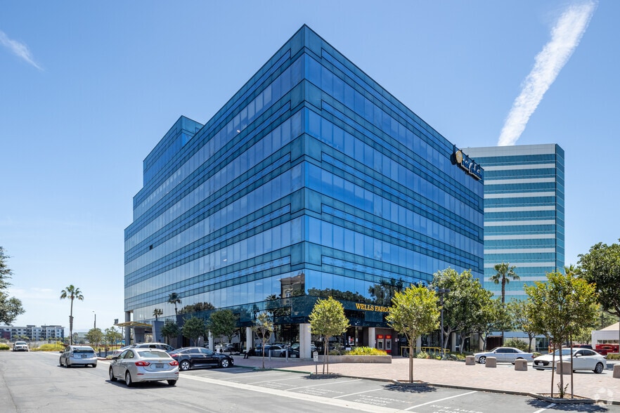 2099 S State College Blvd, Anaheim, CA à louer - Photo du bâtiment - Image 2 de 9