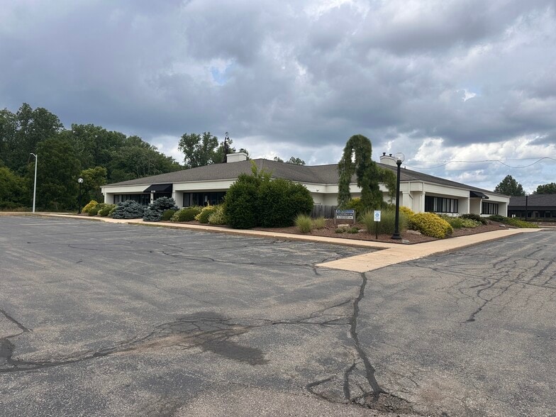 1621 44th St SW, Grand Rapids, MI for sale - Building Photo - Image 1 of 37