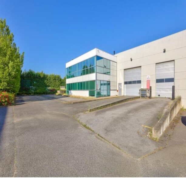 8 Rue Jacqueline Auriol, Chilly-Mazarin for lease - Building Photo - Image 2 of 3