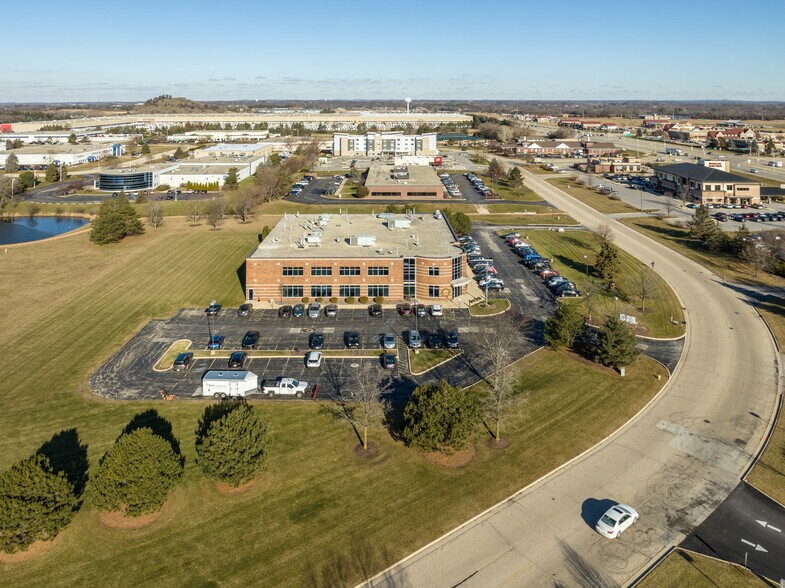 1190 Corporate Center Dr, Oconomowoc, WI à vendre - Photo du bâtiment - Image 2 de 4