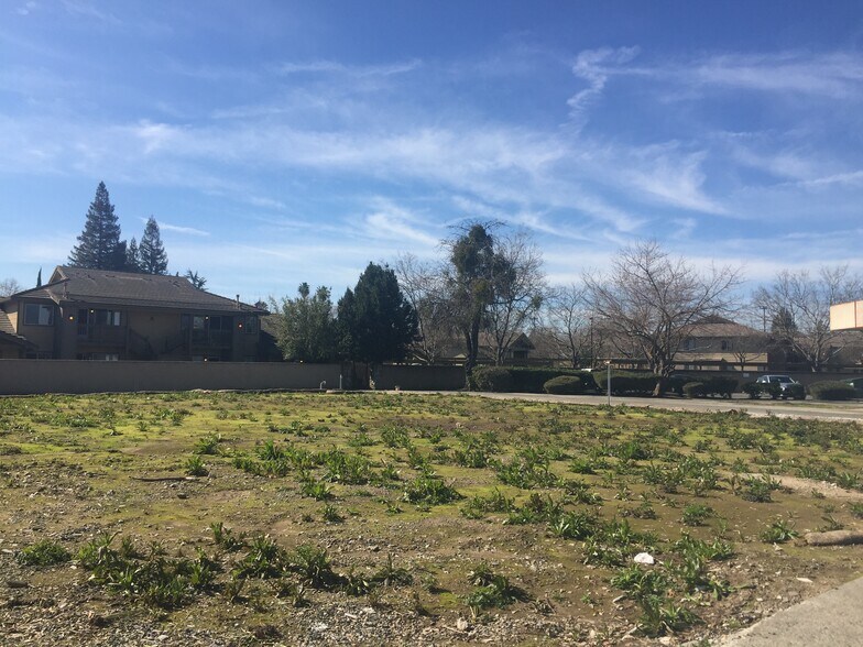 5892 S Land Park Dr, Sacramento, CA à louer - Photo du bâtiment - Image 2 de 7