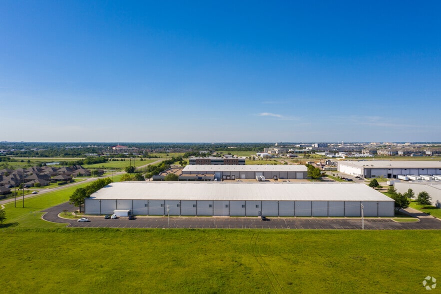 8121 Mid America Blvd, Oklahoma City, OK for lease - Building Photo - Image 2 of 3