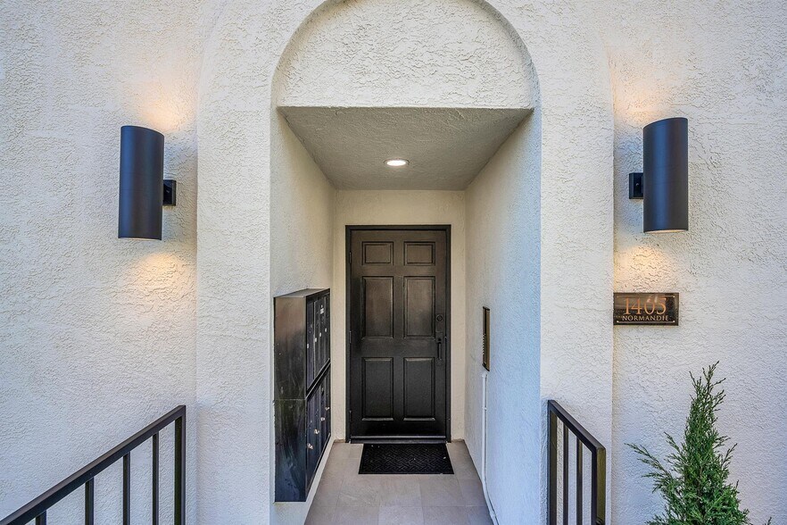 1405 N Normandie Ave, Los Angeles, CA à vendre - Photo du bâtiment - Image 3 de 30