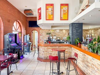 Plus de détails pour Multi-résidentiel à vendre