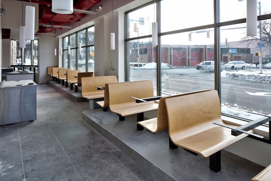 330-350 Monroe Ave, Rochester, NY for lease - Interior Photo - Image 2 of 8