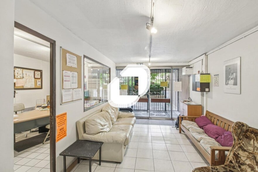 Flex in Paris for sale - Building Photo - Image 3 of 9