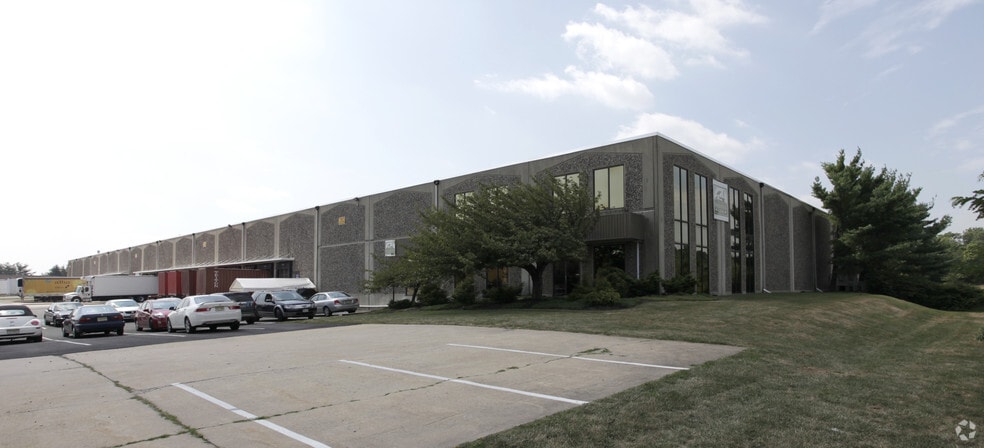 96-100 Executive Ave, Edison, NJ for lease - Building Photo - Image 3 of 7