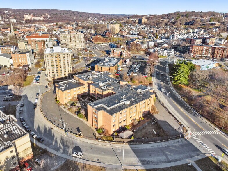 44 Abbott Ter, Waterbury, CT à vendre - Photo du bâtiment - Image 3 de 5