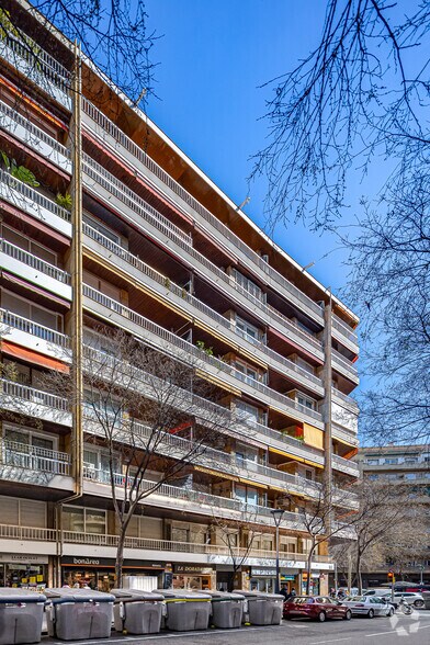 Commerce de détail dans Barcelone, Barcelona à louer - Photo du bâtiment - Image 2 de 2