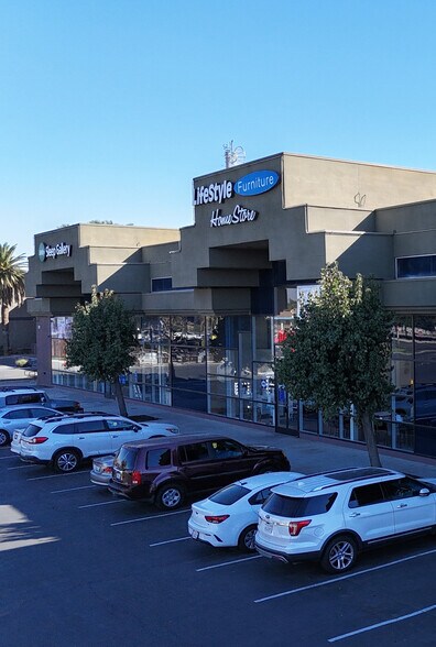 21 E Shaw Ave, Fresno, CA à louer - Photo du bâtiment - Image 2 de 5