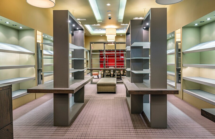 227 8th Ave SW, Calgary, AB à louer - Photo du bâtiment - Image 2 de 3