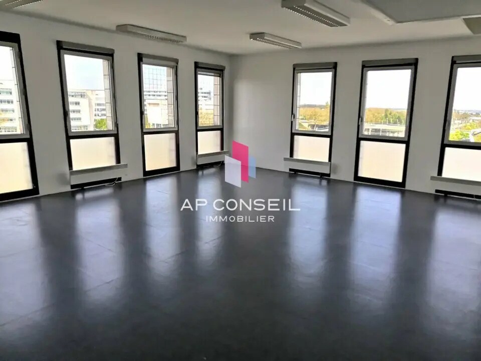 Office in Montigny-le-Bretonneux for sale Building Photo- Image 1 of 6