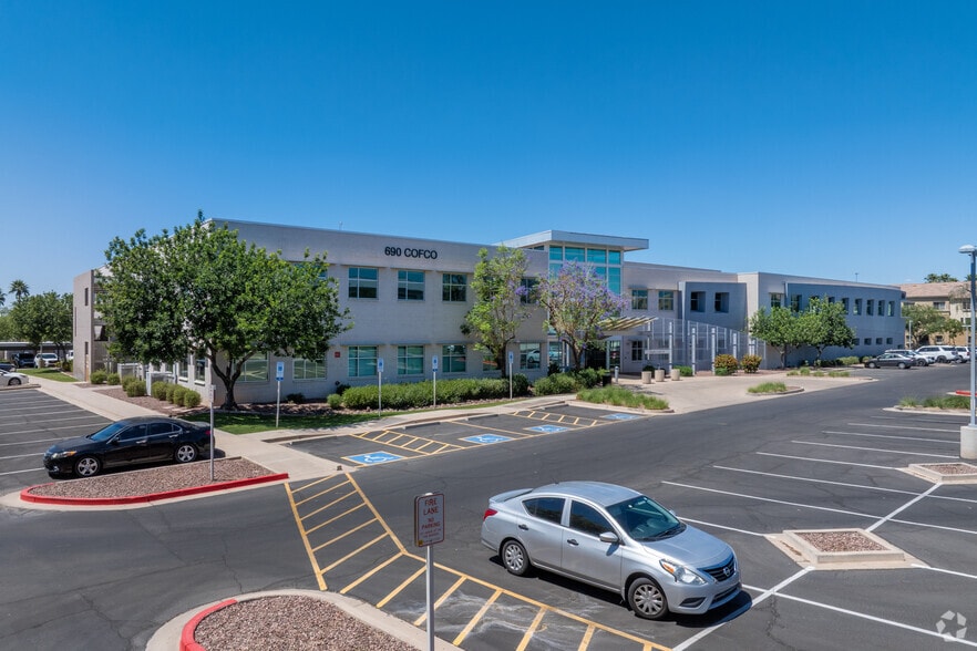 690 N Cofco Center Ct, Phoenix, AZ à louer - Photo principale - Image 1 de 12