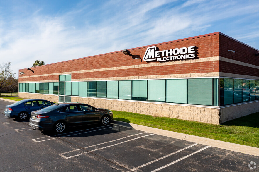 25650 W 11 Mile Rd, Southfield, MI for lease - Building Photo - Image 1 of 13