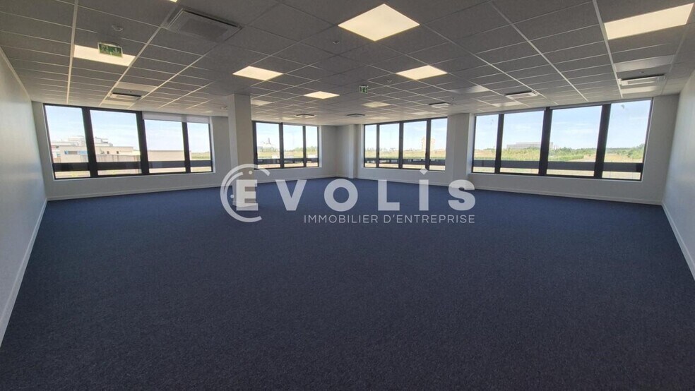Office in Chessy for lease - Building Photo - Image 2 of 8
