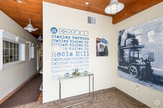 1 Tupperware Dr, North Smithfield, RI à louer Hall d’entrée- Image 2 de 13