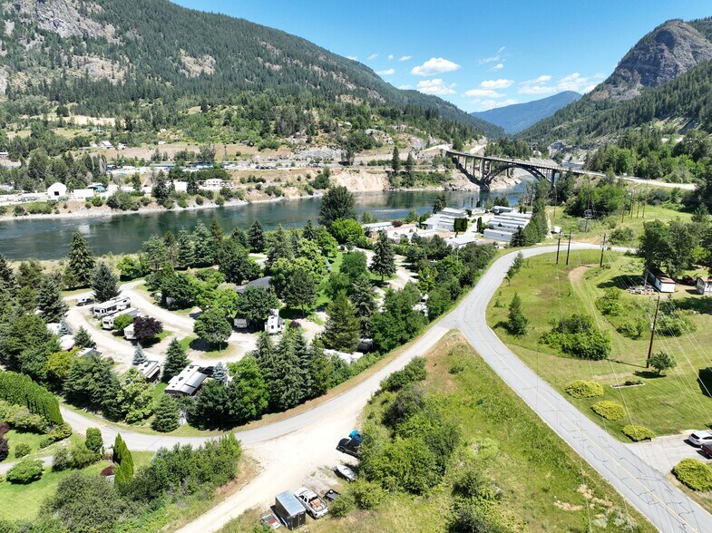 651 Rosedale Rd, Castlegar, BC à vendre - Aérien - Image 2 de 13